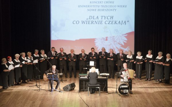 Koncert Chóru UTW „Dla tych co wiernie czekają”